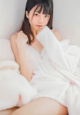 痴汉电车侵犯女学生电车痴汉视频